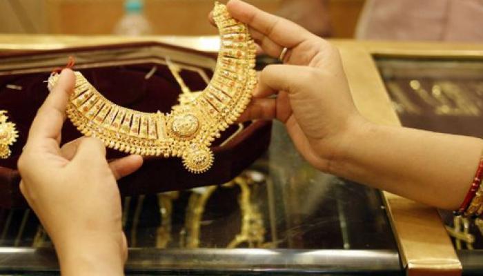 सोन्या-चांदीचे भाव घसरले सोन्या-चांदीचे भाव घसरले