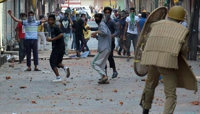 काश्मीरमध्ये दगडफेक करणाऱ्यांना आता महिला बटालियन शिकवणार धडा काश्मीरमध्ये दगडफेक करणाऱ्यांना आता महिला बटालियन शिकवणार धडा