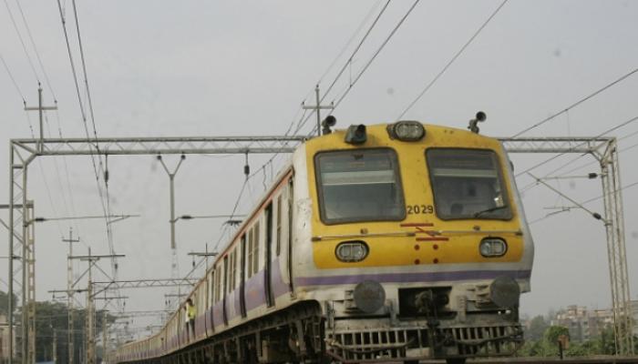 मुंबईत रेल्वेच्या तीनही मार्गावर आज मेगाब्लॉक मुंबईत रेल्वेच्या तीनही मार्गावर आज मेगाब्लॉक