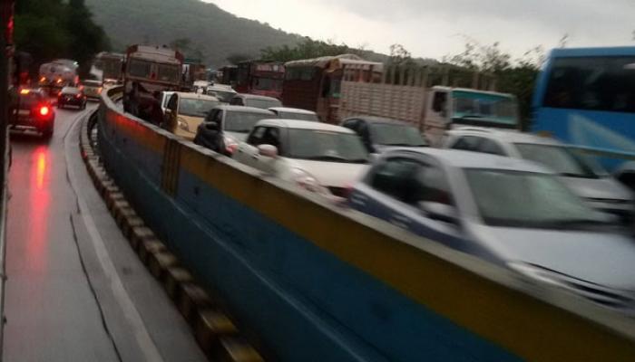 मुंबई-पुणे एक्स्प्रेस मार्गावर वाहतूक कोंडी मुंबई-पुणे एक्स्प्रेस मार्गावर वाहतूक कोंडी
