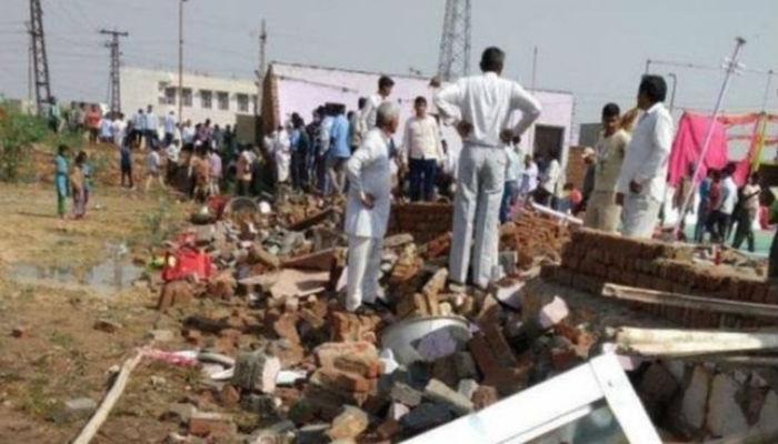 मंगल कार्यालयात घुसलं वादळ, २५ ठार मंगल कार्यालयात घुसलं वादळ, २५ ठार