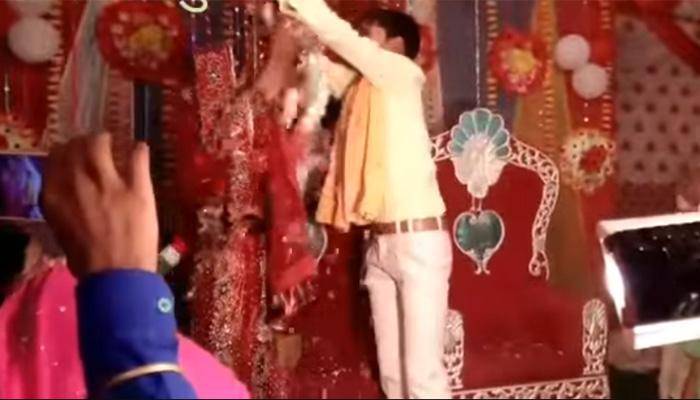 व्हायरल व्हिडिओ : स्टेजवरच वधु-वराची फाईट! व्हायरल व्हिडिओ : स्टेजवरच वधु-वराची फाईट!