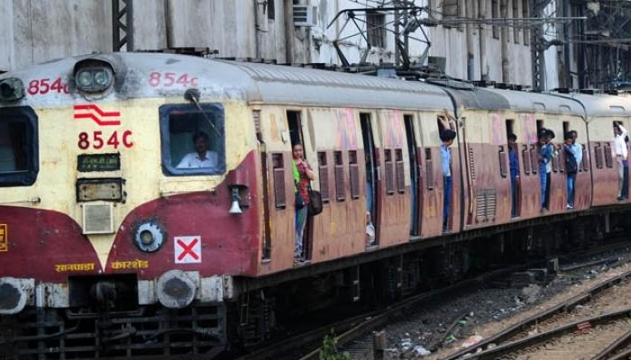 हार्बर रेल्वे मार्गावरील प्रवाशांचा खोळंबा, चेंबूर येथे रुळाला तडे हार्बर रेल्वे मार्गावरील प्रवाशांचा खोळंबा, चेंबूर येथे रुळाला तडे