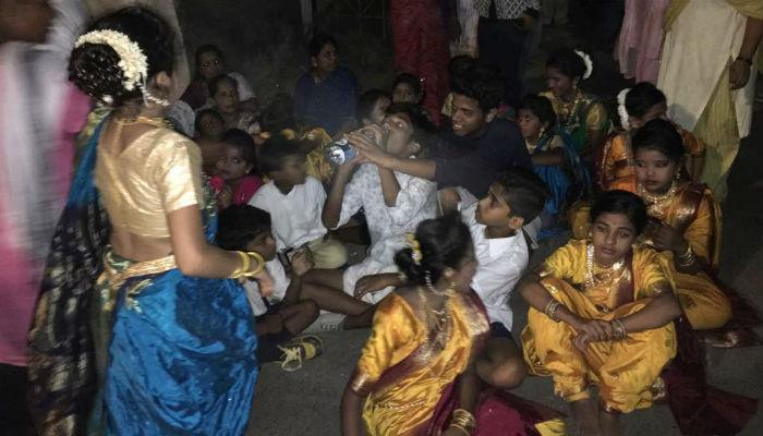 वरळी पोलीस स्टेशनवर नागरिकांचा मोर्चा, लहानग्यांचाही समावेश वरळी पोलीस स्टेशनवर नागरिकांचा मोर्चा, लहानग्यांचाही समावेश