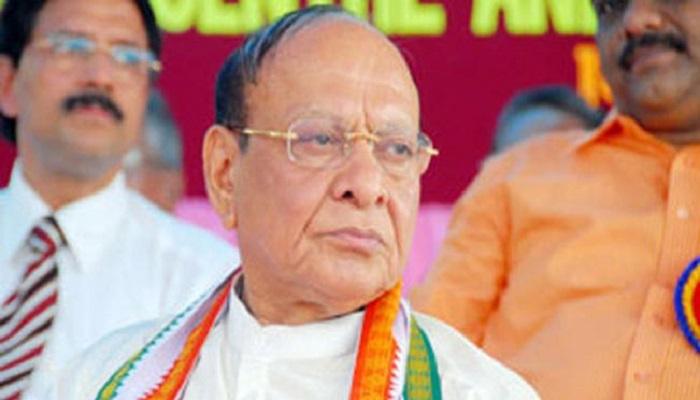 विधानसभा निवडणुकीआधी गुजरातमध्ये राजकीय भूकंप विधानसभा निवडणुकीआधी गुजरातमध्ये राजकीय भूकंप