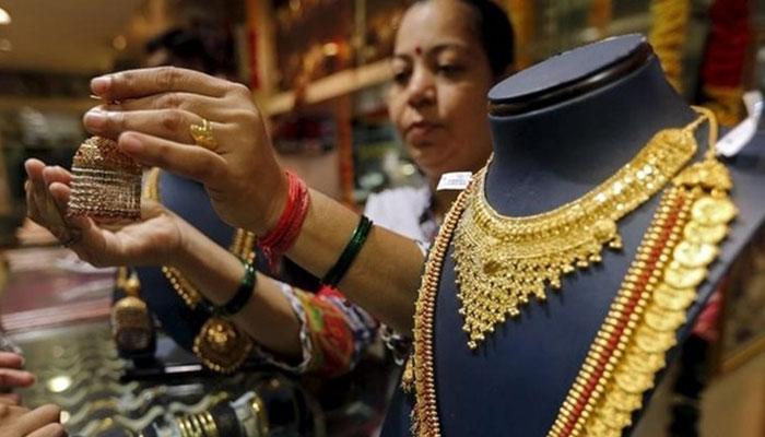 तीन दिवसांनंतर सोन्याच्या दरात घसरण, मात्र चांदी तेजीत तीन दिवसांनंतर सोन्याच्या दरात घसरण, मात्र चांदी तेजीत