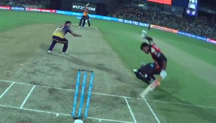 IPL 2017 : युवराजचा डेडली शॉट... थोडक्यात बचावला विजय शंकर WATCH VIDEO IPL 2017 : युवराजचा डेडली शॉट... थोडक्यात बचावला विजय शंकर WATCH VIDEO