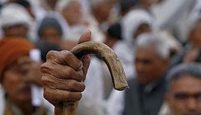 जात-पंचायतीचा निर्णय : मुलीनं स्वत:च्या मर्जीनं लग्न केलं म्हणून... जात-पंचायतीचा निर्णय : मुलीनं स्वत:च्या मर्जीनं लग्न केलं म्हणून...