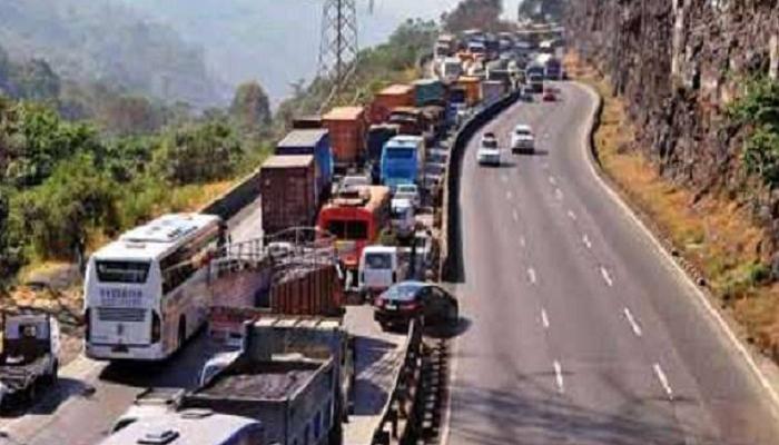 मुंबई - पुणे महामार्गावर ऑईल गळती, वाहतूक कोंडी मुंबई - पुणे महामार्गावर ऑईल गळती, वाहतूक कोंडी