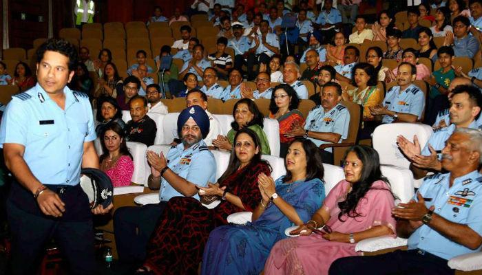 'कॅप्टन' सचिन तेंडुलकरच्या सिनेमाचं 'स्पेशल' स्क्रिनिंग 'कॅप्टन' सचिन तेंडुलकरच्या सिनेमाचं 'स्पेशल' स्क्रिनिंग