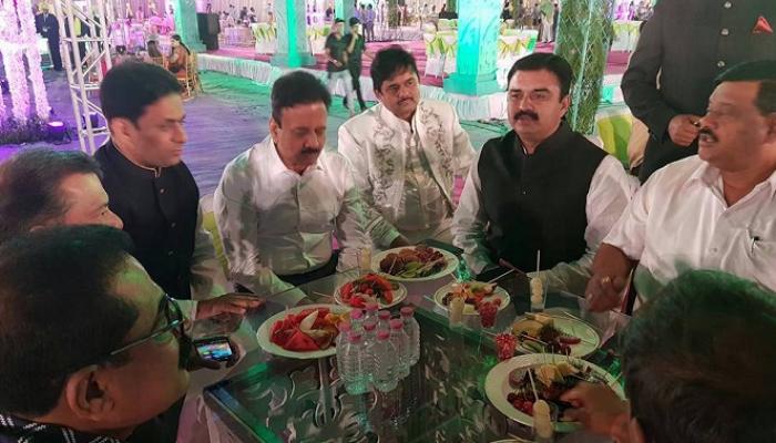 डॉन दाऊदच्या नातेवाईकाच्या विवाह सोहळ्याला भाजप मंत्र्यांची उपस्थिती डॉन दाऊदच्या नातेवाईकाच्या विवाह सोहळ्याला भाजप मंत्र्यांची उपस्थिती