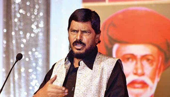 शिवसेनने पाठिंबा काढला तरी सरकार स्थिर - आठवले शिवसेनने पाठिंबा काढला तरी सरकार स्थिर - आठवले