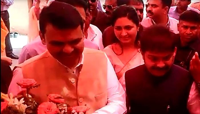 मुख्यमंत्र्यांनी नाशिक महापालिकेला दिली भेट मुख्यमंत्र्यांनी नाशिक महापालिकेला दिली भेट