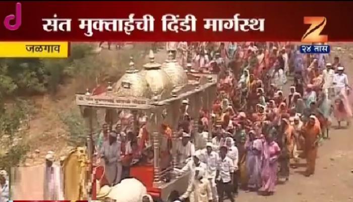 विठुरायाच्या दर्शनाचा पहिला मान संत मुक्ताईच्या दिंडीला विठुरायाच्या दर्शनाचा पहिला मान संत मुक्ताईच्या दिंडीला