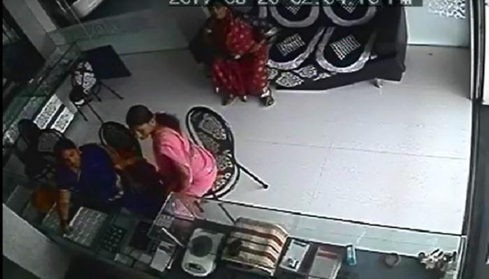 ज्वेलर्सच्या दुकानातून महिला चोरट्यांनी दागिने केले लंपास ज्वेलर्सच्या दुकानातून महिला चोरट्यांनी दागिने केले लंपास