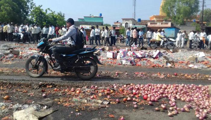 शेतकरी संपाच्या दुसऱ्या दिवशी शहरांनाही फटका शेतकरी संपाच्या दुसऱ्या दिवशी शहरांनाही फटका