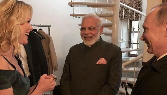 व्हिडिओ : जेव्हा रिपोर्टरनं मोदींना विचारलं 'तुम्ही ट्विटरवर आहात?' व्हिडिओ : जेव्हा रिपोर्टरनं मोदींना विचारलं 'तुम्ही ट्विटरवर आहात?'