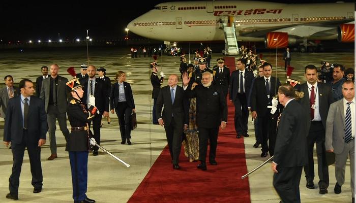 रशियानंतर पंतप्रधान मोदी पोहोचले फ्रान्समध्ये रशियानंतर पंतप्रधान मोदी पोहोचले फ्रान्समध्ये