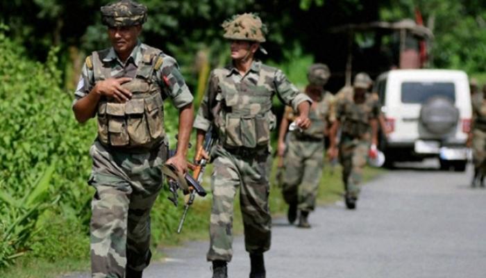 जवानांच्या ताफ्यावर दहशतवादी हल्ला, १ जवान शहीद जवानांच्या ताफ्यावर दहशतवादी हल्ला, १ जवान शहीद
