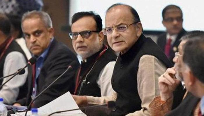 सोन्यावर ३ टक्के, बिस्कीटावर १८ तर चप्पलांवर ५ टक्के जीएसटी सोन्यावर ३ टक्के, बिस्कीटावर १८ तर चप्पलांवर ५ टक्के जीएसटी