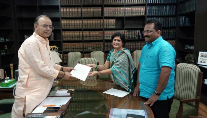 सॅनिटरी नॅपकिनवरील GST टॅक्स रद्द करा : शालिनी ठाकरे सॅनिटरी नॅपकिनवरील GST टॅक्स रद्द करा : शालिनी ठाकरे
