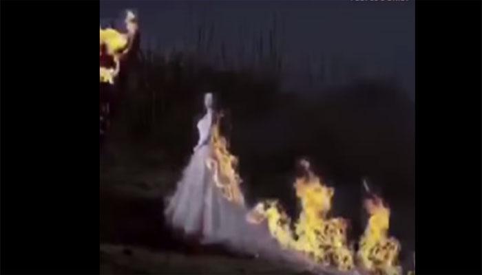 VIDEO:लग्न कायम लक्षात राहण्यासाठी वधुने आपल्या कपड्याला लावली आग VIDEO:लग्न कायम लक्षात राहण्यासाठी वधुने आपल्या कपड्याला लावली आग