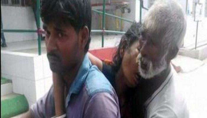 आरोग्य केंद्राने रुग्णवाहीका नाकारल्याने महिलेचा मृतदेह बाईकवरुन घरी नेला आरोग्य केंद्राने रुग्णवाहीका नाकारल्याने महिलेचा मृतदेह बाईकवरुन घरी नेला