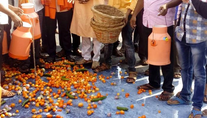 पुणे, वाशी मार्केटमध्ये आवक सुरु, पुणतांबा येथील शेतकरी आक्रमक पुणे, वाशी मार्केटमध्ये आवक सुरु, पुणतांबा येथील शेतकरी आक्रमक