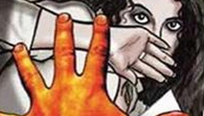 ९ महिन्यांच्या मुलीला चालत्या रिक्षातून फेकून महिलेवर सामूहिक बलात्कार ९ महिन्यांच्या मुलीला चालत्या रिक्षातून फेकून महिलेवर सामूहिक बलात्कार