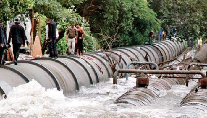 मुलुंडमध्ये पाईपलाईन फुटल्याने लाखो लीटर पाणी वाया मुलुंडमध्ये पाईपलाईन फुटल्याने लाखो लीटर पाणी वाया