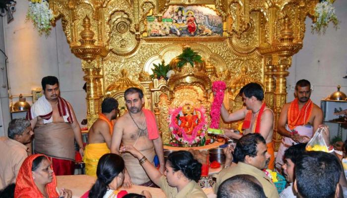 अंगारकी चतुर्थीनिमित्त सिद्धिविनायकाच्या दर्शनाला भाविकांची गर्दी अंगारकी चतुर्थीनिमित्त सिद्धिविनायकाच्या दर्शनाला भाविकांची गर्दी