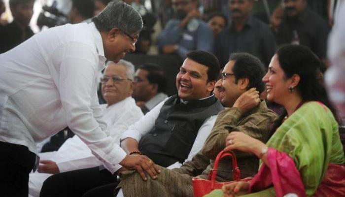 कर्जमाफीबाबत चर्चेसाठी चंद्रकांत पाटील 'मातोश्री'वर कर्जमाफीबाबत चर्चेसाठी चंद्रकांत पाटील 'मातोश्री'वर