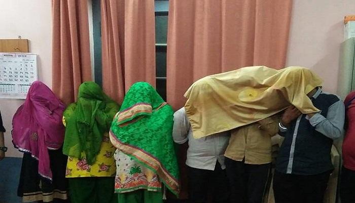 भंडारा शहरातील कुंटणखान्यावर धाड... भंडारा शहरातील कुंटणखान्यावर धाड...