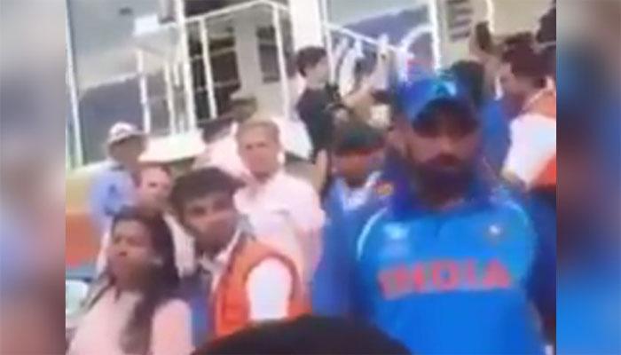 पाकिस्तानी प्रेक्षकांवर भडकला शमी, धोनीनं केलं शांत पाकिस्तानी प्रेक्षकांवर भडकला शमी, धोनीनं केलं शांत