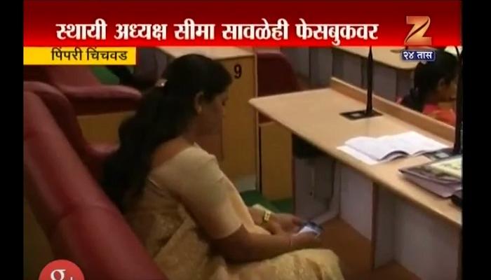मेट्रो गेली खड्ड्यात, नगरसेवक मोबाईलवर खेळण्यात गुंग... मेट्रो गेली खड्ड्यात, नगरसेवक मोबाईलवर खेळण्यात गुंग...
