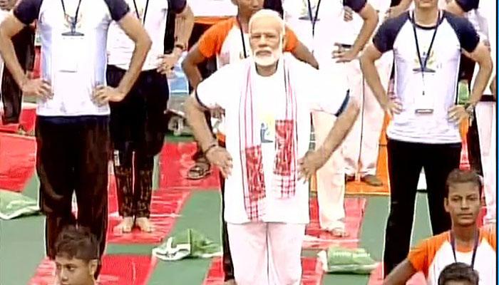 लखनऊमध्ये मोदी आणि योगींची एकत्र योगासनं लखनऊमध्ये मोदी आणि योगींची एकत्र योगासनं