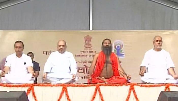 अहमदाबादमध्ये अमित शाहांचा बाबा रामदेवांबरोबर योगा अहमदाबादमध्ये अमित शाहांचा बाबा रामदेवांबरोबर योगा