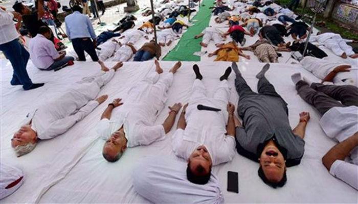 योगदिनाच्या दिवशी काँग्रेसचं 'शवासन' योगदिनाच्या दिवशी काँग्रेसचं 'शवासन'