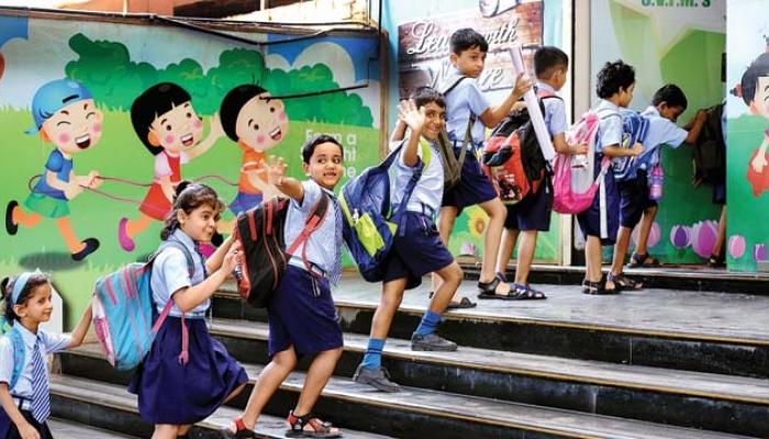 या शाळेत शिक्षक करतात विद्यार्थ्यांना नमस्कार या शाळेत शिक्षक करतात विद्यार्थ्यांना नमस्कार