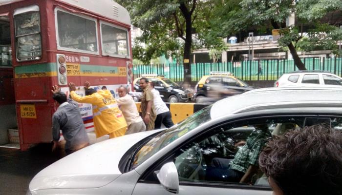 बेस्ट बस रस्त्यात बंद पडते तेव्हा... बेस्ट बस रस्त्यात बंद पडते तेव्हा...
