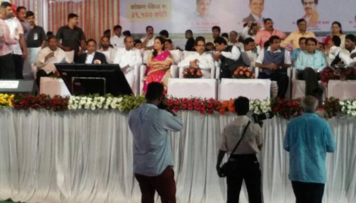 गडकरींनी रश्मी ठाकरे यांना दिले मानाचे स्थान गडकरींनी रश्मी ठाकरे यांना दिले मानाचे स्थान