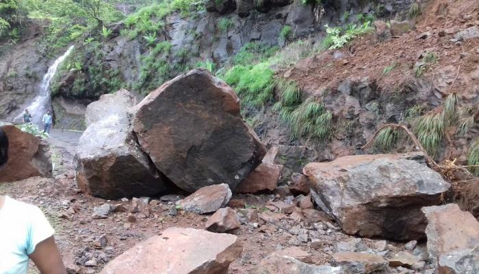 दरड कोसळून महाड पुणे वाहतूक ठप्प दरड कोसळून महाड पुणे वाहतूक ठप्प