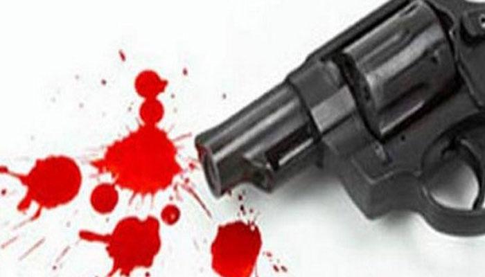 भर रस्त्यात बिल्डरवर गोळीबार भर रस्त्यात बिल्डरवर गोळीबार