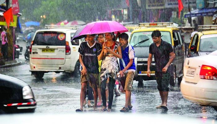 मुंबई आणि उपनगरांत मुसळधार पाऊस मुंबई आणि उपनगरांत मुसळधार पाऊस