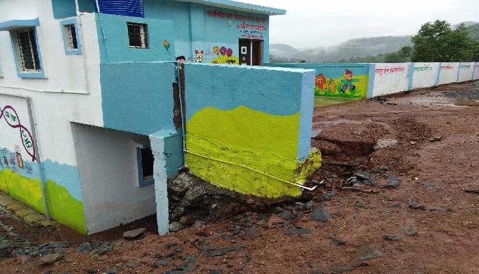 पहिल्या पावसात माळीणच्या नव्या घरांना तडे, रस्ते खचले... पहिल्या पावसात माळीणच्या नव्या घरांना तडे, रस्ते खचले...