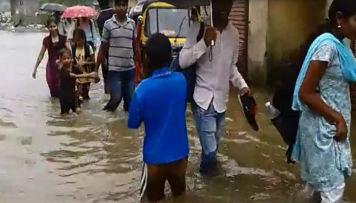 कडोमपाच्या नालेसफाईची पहिल्याच पावसात पोलखोल कडोमपाच्या नालेसफाईची पहिल्याच पावसात पोलखोल