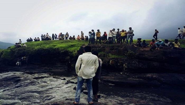पिकनिकसाठी गेलेल्या दोन तरुणांचा बुडून मृत्यू पिकनिकसाठी गेलेल्या दोन तरुणांचा बुडून मृत्यू
