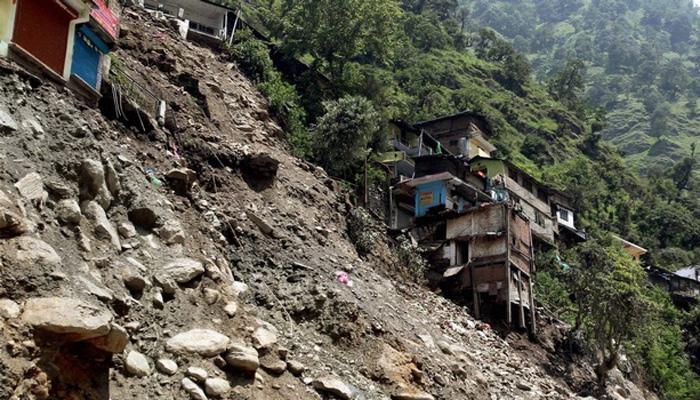मुंबईतल्या चांदिवलीमध्ये भुस्खलन मुंबईतल्या चांदिवलीमध्ये भुस्खलन