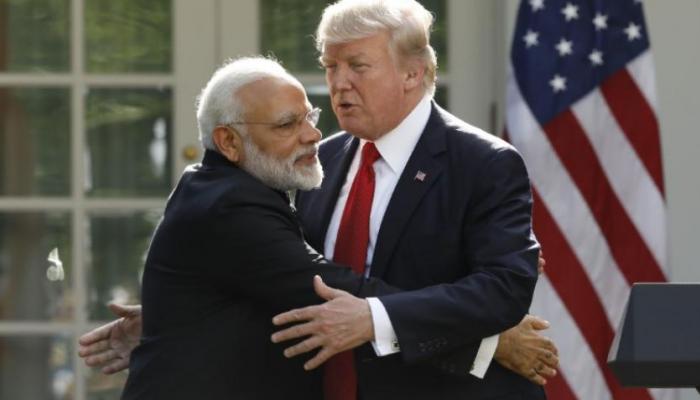 मोदींकडून ट्रम्प यांना सहकुटुंब भारतात येण्याचं निमंत्रण मोदींकडून ट्रम्प यांना सहकुटुंब भारतात येण्याचं निमंत्रण