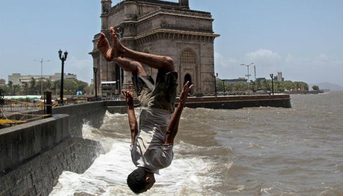 मुंबईकरांनो, खवळलेल्या समुद्रापासून सावधान! मुंबईकरांनो, खवळलेल्या समुद्रापासून सावधान!